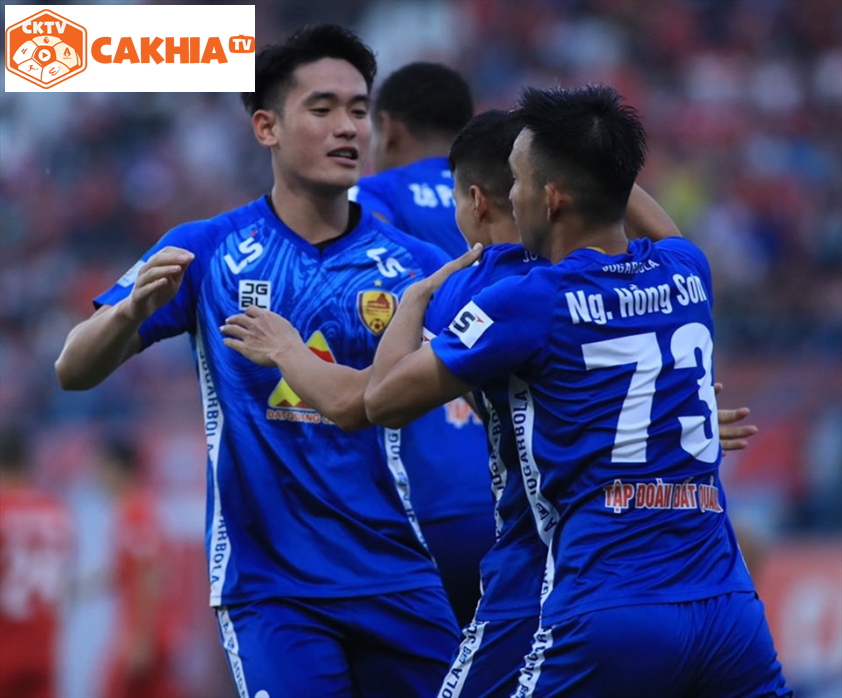 CLB Quảng Nam bất lực trong việc giành trọn vẹn 3 điểm trước CLB Phố Hiến. CLB Quảng Nam bất lực trong việc giành trọn vẹn 3 điểm trước CLB Phố Hiến.